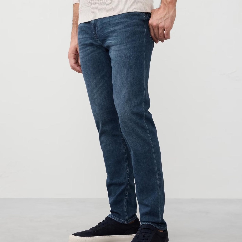 Banana Republic Factory Mens Travel Jean Medium Wash Blue Slim Fit. Size 35x30